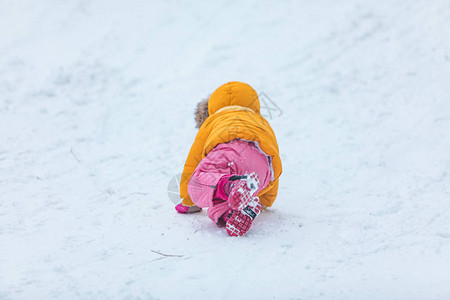 小女孩在雪地冬日户外玩耍图片