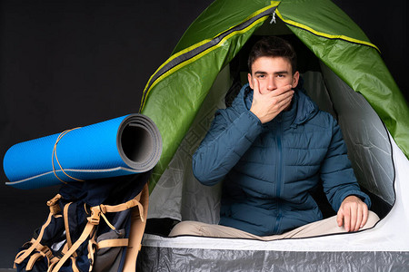 在野营绿色帐篷里图片
