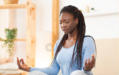 年轻黑人女在Lotus的姿势中冥想图片