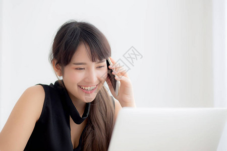美丽的年轻自由职业亚洲女微笑着在笔记本电脑上工作图片