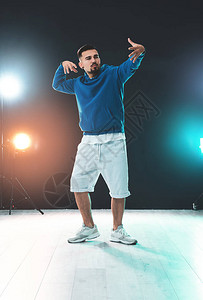 男嘻哈舞者在演播室图片