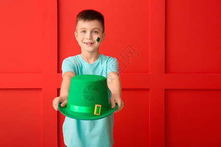 颜色背景的有趣的小男孩圣帕特里克节图片