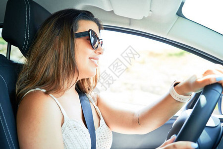 驾驶汽车的年轻司机妇女图片