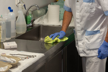 男保洁人员在医院执行清洁消毒任务图片
