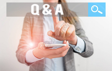 显示Q和A的概念手写体概念意义定为被问及回答的问题与手机和女商背景图片