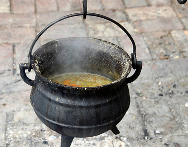 在户外铸铁炖锅煮汤图片