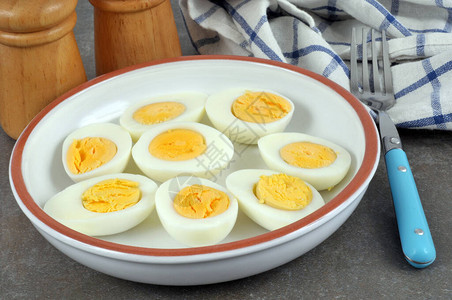 煮鸡蛋切成两半背景图片