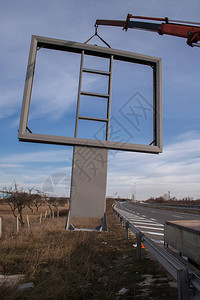 在高速公路上安装大广告牌用起重机安装图片