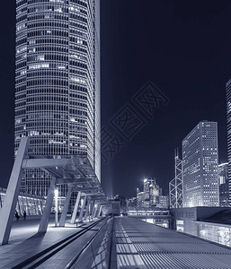 现代办公楼和香港城市的天际线在晚上图片