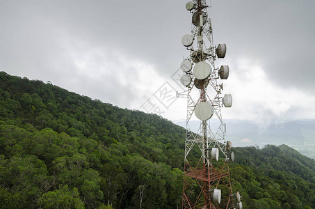 无线电视和通讯天线塔台在云层天空图片