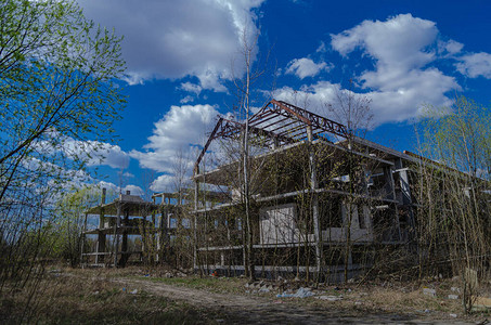 一个住宅区的废弃建筑工地公寓楼的骨架在建工程某投资建设破产图片