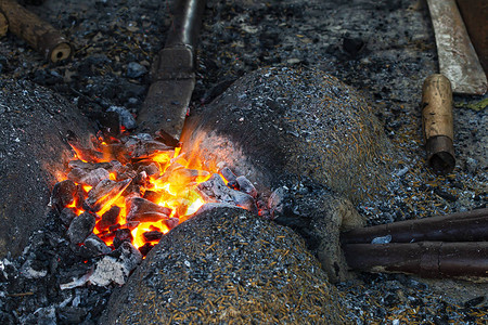 烧铁做刀的古董炉图片