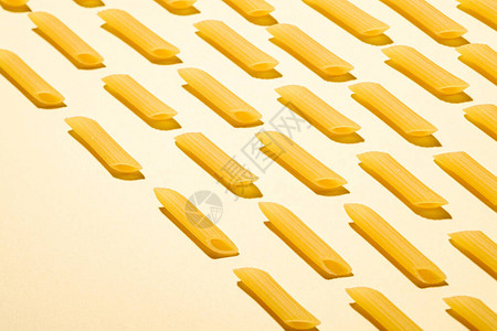 意大利意面黄奶油背景角度视角抽象食物的原薄图片