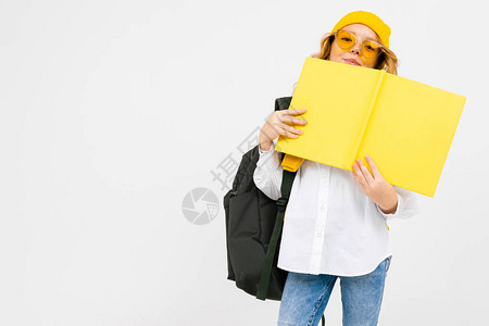 穿黄色夹子的可爱时图片