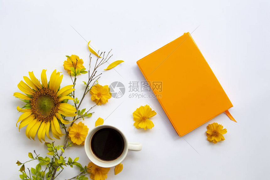 热饮料可和黄色花朵宇宙向日葵安排背景白平铺式商业工作笔记本笔记图片