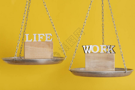 工作与生活平衡概念黄背景的平衡图片