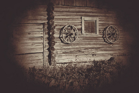 木板上的旧木轮图片