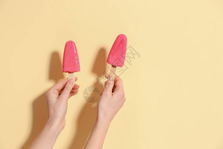 手与美味的草莓冰淇图片