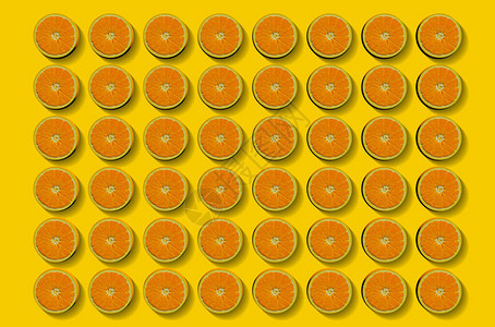 黄色背景上新鲜橙色切片的水果形态背景图片