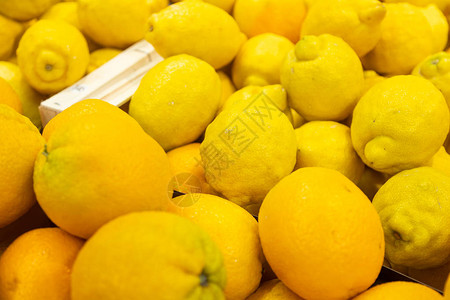 农民市场或杂货店的木箱中鲜亮的黄色柠檬图片
