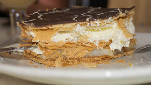 典型的安达卢西亚巧克力和奶油面粉蛋糕图片