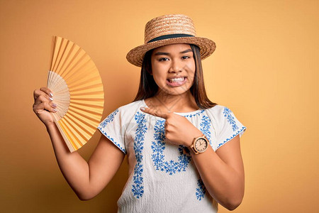 度假的年轻亚洲旅游女孩穿着暑假帽图片