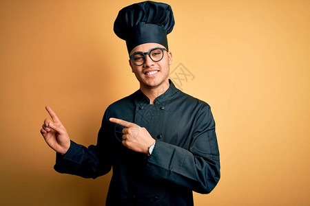 年轻的巴西厨师男子穿着炊具制服和帽子图片