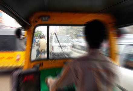 在印度公路上用自动人力车或三轮图片