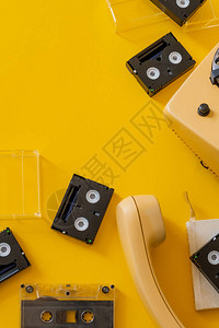 黄色背景顶层视图复制空间的变黑录影带磁和背景图片