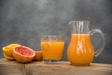 玻璃和玻璃壶加橙汁图片