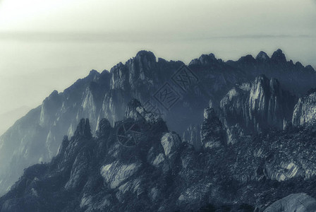 位于安徽省的黄山或黄山的壮丽景观的黑白照片图片