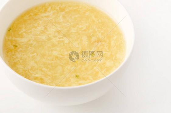白碗甜玉米蛋汤图片