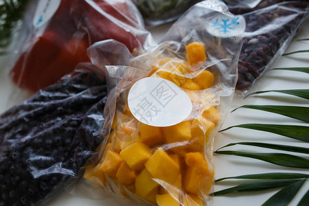 塑料袋里的冷冻蔬菜图片