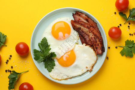 美味的早餐或午餐和炒鸡蛋在黄底图片