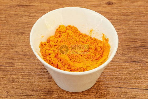 姜黄碗里的姜黄粉图片