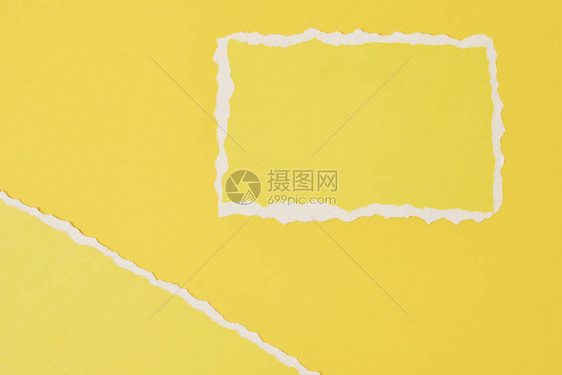 黄色背景上的纸撕碎面边框带有图片