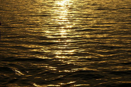 自然抽象背景水面上的日出倒影图片