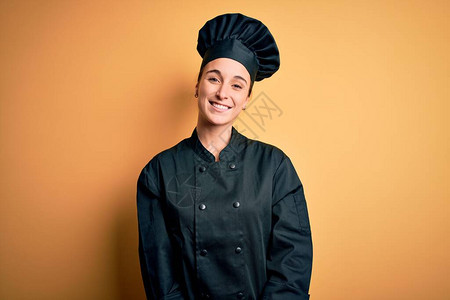 穿着厨师制服的年轻女厨师图片