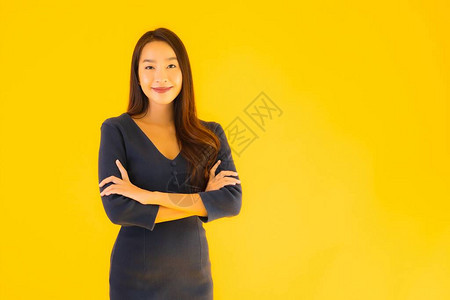 肖像美丽的年轻亚洲女在孤立的黄色背图片