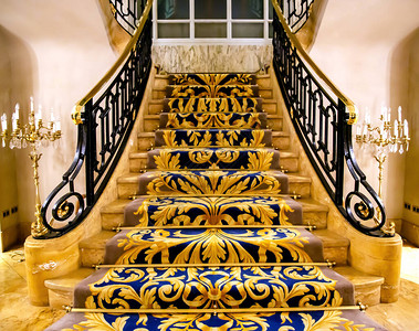 美丽的楼梯上面有黑色铁栏杆和黄图片