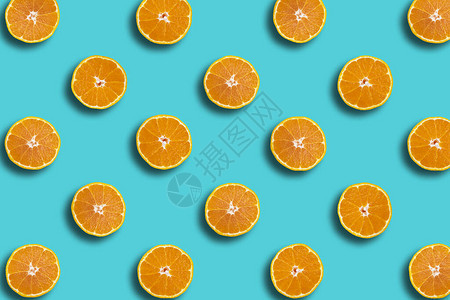 蓝底春天夏日草原上鲜橙色新鲜果实的背景图片