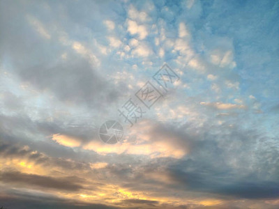 美丽的天空与日落时的云彩Panoric日落天空与五图片