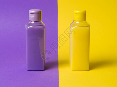 黄色和紫色背景上的黄色和紫色塑料瓶塑料图片