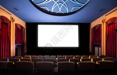 电影院座位排前的电影院屏幕显示从电影放映机投影的白色屏幕图片