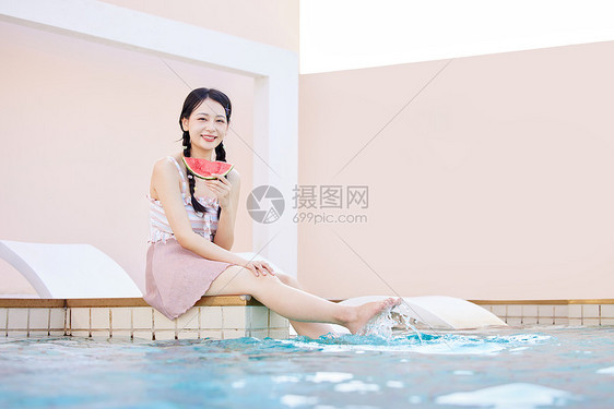 女性游泳池边度假吃西瓜图片