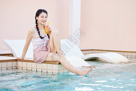 夏日泳池玩水的美女背景图片