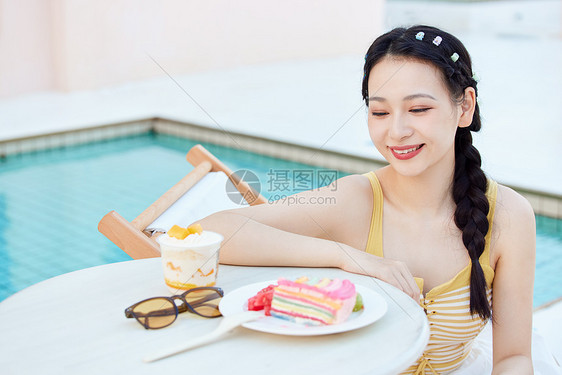 美女在泳池边享受美食图片