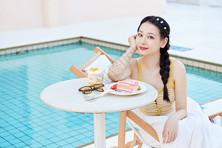 夏日清凉美女在泳池边享受美食图片