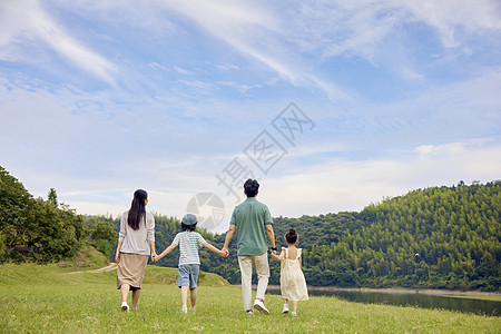 菊次郎的夏天一家人牵手户外散步背影背景