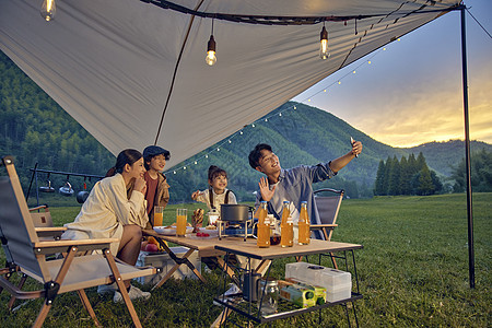 幸福家庭户外露营自拍背景图片